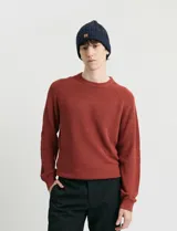 Sweater de punto inglés con escote redondo y mangas largas. Presenta cuello y puños terminados en punto canalé.