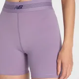 Calza corta deportiva de tiro alto, color lila, con cintura elástica ancha que incluye el logo de la marca. Confeccionada en tejido elástico con tecnología de secado rápido.