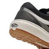 Championes Vans modelo UltraRange, color negro con detalles en blanco y gris. Presentan diseño técnico con suela de goma color caramelo, refuerzos en la puntera y el icónico logo lateral de la marca.