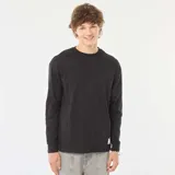 Camiseta negra de punto, de manga larga y cuello redondo.