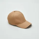 Gorra de béisbol color marrón claro, de seis paneles con orificios de ventilación bordados y visera curva.