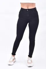 Pantalón de jean negro, tiro alto, corte ajustado y ruedo al tobillo.