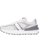 Zapatillas Tommy Jeans blancas y grises con detalles en rojo y azul. Presentan el logo de Tommy Jeans en el lateral y suela dentada. Confeccionadas con poliéster reciclado.