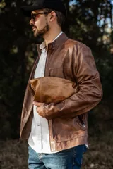 Necessaire de cuero natural marrón confeccionado artesanalmente, con diseño funcional y atemporal. Presenta laterales ajustables, cierre superior metálico y un parche frontal con el logo de la marca Soriame. Interior forrado y reforzado para mayor durabilidad.