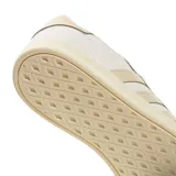 Championes urbanos Adidas modelo Breaknet Sleek, color beige con detalles en tono arena. Presentan el diseño clásico de las tres tiras laterales, puntera perforada para mayor ventilación y suela de goma con textura.