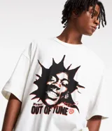 Remera blanca de algodón, corte oversized, manga corta y cuello redondo. Estampado frontal con la imagen de un rostro y la frase "Never Out O' Tune".