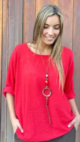 Blusa Elina roja de corte holgado, con cuello redondo y mangas tres cuartos.