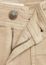 Pantalón culotte de tiro alto en tejido de pana color beige, con diseño crop, bolsillos de parche delanteros y trabillas para cinturón.