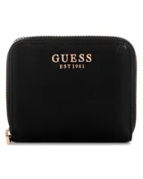 Billetera Guess modelo Isola de color negro, confeccionada en material sintético con textura granulada. Cuenta con cierre perimetral dorado y el logo de la marca en letras metálicas doradas en el frente.