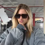 Lentes de sol con montura estilo aviador en estampado carey y lentes polarizadas negras. Presentan un diseño de doble puente estructural y acabado resistente a rayaduras.