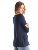 Blusa de diseño asimétrico con frente superpuesto en gasa y mangas tres cuartos. Presenta escote en V con pequeña abertura y espalda en tejido modal.