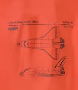 Campera rompevientos azul marino con capucha, cierre frontal y bolsillos laterales. Presenta estampado de NASA en el pecho, parche de bandera estadounidense en la manga y bolsillo utilitario en el brazo.