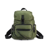 Mochila de nylon color bordó con tapa y broche metálico. Tiene apertura superior con broche, bolsillos internos, bolsillo con cierre metálico al frente y laterales. Incluye asas rígidas de mano y correas regulables para colgar en la espalda.