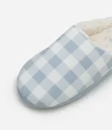 Pantufla cerrada de mujer con estampado de cuadros en tonos rosado y blanco, con interior forrado en material suave y suela de goma.