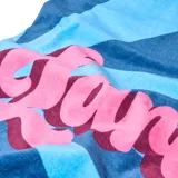 Toalla de playa con rayas horizontales en tonos celeste y azul, con inscripción "Young" en color rosa.
