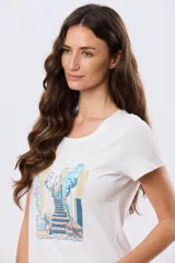 Remera blanca de manga corta y cuello redondo, con estampa frontal ilustrativa de un paisaje urbano con escalinatas en tonos azules y tierra.