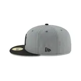 Gorra New Era 59FIFTY de los New York Yankees, color gris con visera negra y logo bordado en negro en el frente.