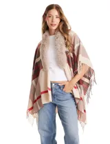 Ruana tejida con diseño a cuadros en tonos beige, rojo y marrón. Presenta un cuello con aplique de piel sintética y terminación en flecos en los bordes.