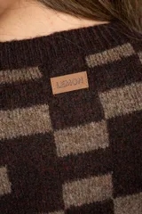 Sweater de punto con diseño de cuadros en tonos marrón y beige, de corte recto, cuello redondo y manga larga.