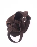 Cartera tipo hobo de cuero natural, color negro, con correa regulable y cierre superior. El interior cuenta con tres compartimentos divididos por un bolsillo central con cierre.