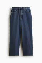 Jean de corte baggy confeccionado en denim de algodón rígido, con diseño de cinco bolsillos, tiro bajo y piernas amplias de silueta redondeada.