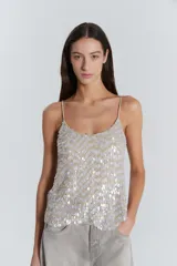 Top de fiesta color crema con lentejuelas plateadas y breteles finos.