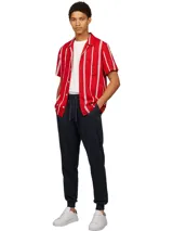 Joggers azul marino de felpa de algodón con cintura elástica ajustable con cordón, bolsillos laterales, un bolsillo trasero y bajos elásticos.