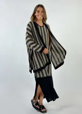 Saco abierto tejido a rayas verticales azules y grises, con mangas largas y corte holgado.