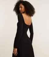 Vestido midi negro de rib con viscosa certificada, corte ajustado, escote U, manga larga, espalda abierta y pliegues.