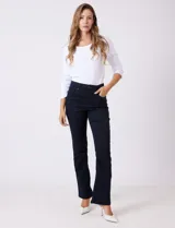 Jean de tiro alto con corte bootcut, ajustado en cadera y muslos con una sutil apertura desde la rodilla. Presenta diseño clásico de cinco bolsillos, cierre con botón y costuras en contraste. Su diseño posterior incluye costuras estratégicas para un efecto de realce en la silueta.