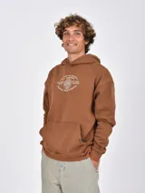 Canguro de tejido grueso color marrón, con capucha y bolsillo canguro frontal. Presenta un estampado minimalista en el pecho con texto y un diseño abstracto.