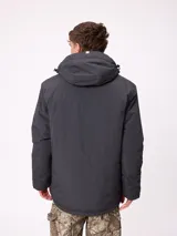 Campera técnica de invierno marca Rusty, color negro, con capucha ajustable, cierre frontal con solapa y bolsillos laterales. Presenta logo de la marca estampado en blanco en la manga y en el pecho.