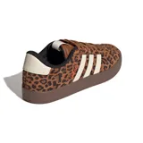 Championes Adidas modelo VL Court 3.0 con estampado animal print de leopardo. Presentan las icónicas tres bandas laterales en color crema, suela de goma marrón y cordones al tono.