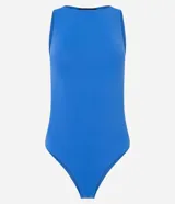 Body básico color azul, sin mangas, con escote halter y ajuste ceñido al cuerpo. Confeccionado en poliamida con elastano.