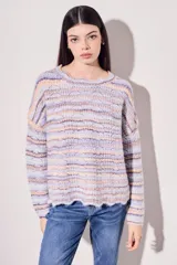 Sweater de punto con textura, a rayas horizontales en tonos lila, celeste, naranja y crudo.