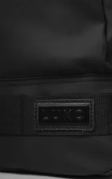 Mochila urbana de diseño minimalista en color negro, confeccionada en material tracker waterproof. Cuenta con compartimento principal amplio, espacio para notebook, bolsillo frontal de acceso rápido y cierres termosellados. Incluye espalda y correas acolchadas regulables.