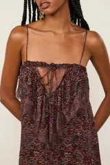 Vestido largo de viscosa con estampado multicolor, tirantes finos, escote recto con lazo ajustable, silueta fluida, aberturas en la falda y detalles de encaje en el panel superior del busto.