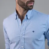 Camisa blanca de algodón Oxford con spandex, cuello con botones y logo bordado en el pecho.