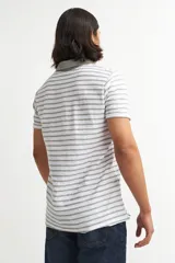 Remera de hombre a rayas horizontales blancas y grises, con cuello polo gris.