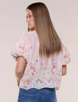 Camisa de gasa rosa con estampado floral y bordados, cuello camisero, mangas cortas abullonadas y cierre frontal de botones.