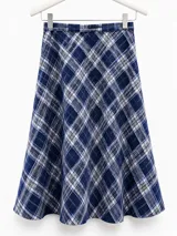 Falda midi con diseño de cuadros en tonos azules y blancos, de corte evasé y caída fluida.