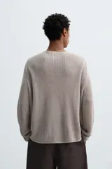 Jersey de punto calado confeccionado en hilatura de cáñamo, con un diseño de calce relajado, cuello amplio y manga larga.