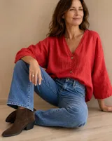 Camisa roja de lino, con cuello en V, mangas tres cuartos y cierre frontal de botones.
