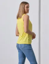 Musculosa negra de poliéster y elastano, con cuello redondo con frunces delanteros y abertura con botón en la espalda.