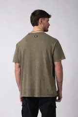 Remera de algodón con efecto gastado y acabado vintage, de corte semi oversize y cuello redondo.