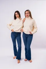 Jean de tiro alto con corte oxford, confeccionado en denim con lycra, presenta un diseño de calce ajustado en la parte superior y bota ligeramente acampanada.
