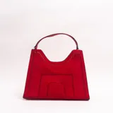 Cartera de mano tipo tote color rojo, con diseño estructurado y detalles perforados en los bordes y costados. Cuenta con una sola asa superior.
