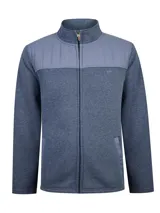 Polar de hombre color gris melange, con cuello alto, cierre frontal completo y bolsillos laterales. Cuenta con canesú de canvas en el pecho con pespuntes verticales.