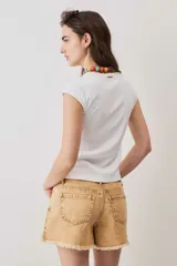Short de jean de tiro medio, con efecto gastado y dobladillo deshilachado.