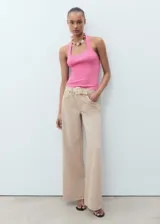 Top Dean de punto fino color rosado, sin mangas, con cuello halter y escote cuadrado.